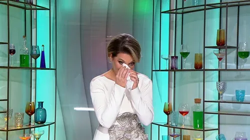 Lacrimi în miez de noapte pentru Gina Pistol, care nu a mai rezistat: „Dați-mi și mie niște șervețele”. Frumoasa prezentatoare a suferit alături de semifinaliștii „Chefi la cuțite”