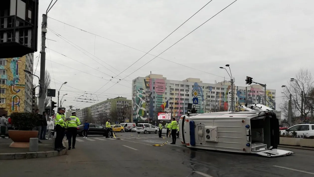 ULTIMA ORĂ! Accident grav în Capitală! O ambulanță a fost lovită de o mașină, în timp ce transporta un pacient la spital