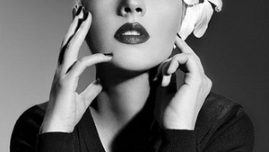 Christina Aguilera, salvata de Photoshop! Vezi ce diferenta e intre coperta albumului ei si realitate