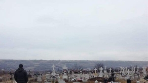 Descoperire halucinantă într-un cimitir din Vaslui. Sătenii sunt îngroziți