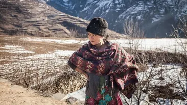 Caz şocant! Dată afară din casă, femeia a murit! Tradiţia ULUITOARE care a ucis-o pe tânăra de 21 de ani