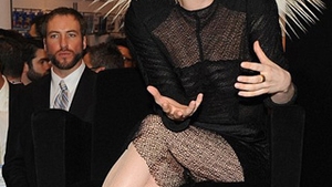 Lady Gaga si-a facut palarie din parul ei