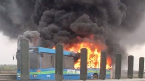 Imagini apocaliptice! Un autobuz a luat foc pe autostrada Arad-Timișoara! VIDEO