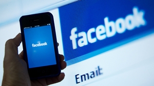 Ce fac aproape jumatate dintre femeile care au cont pe Facebook, pentru ca nu se considera frumoase
