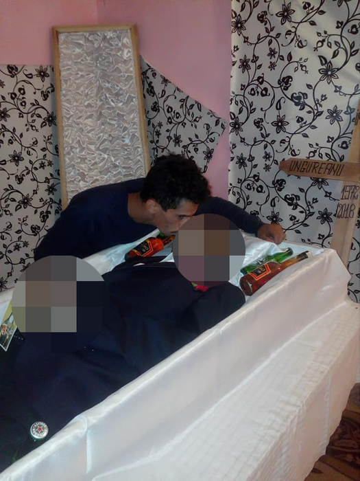 Live-ul de la priveghi care a îngrozit România! A umplut coșciugul cu bere si coniac, iar ce a urmat întrece orice imaginație! Atenție, imagini halucinante!