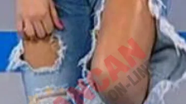 Daniela Crudu are blugii rupti peste tot! VIDEO