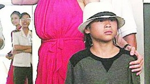 Angelina si-a dus pentru prima oara fiul adoptat in tara natala. Pax nu s-a mai dat dus din Vietnam