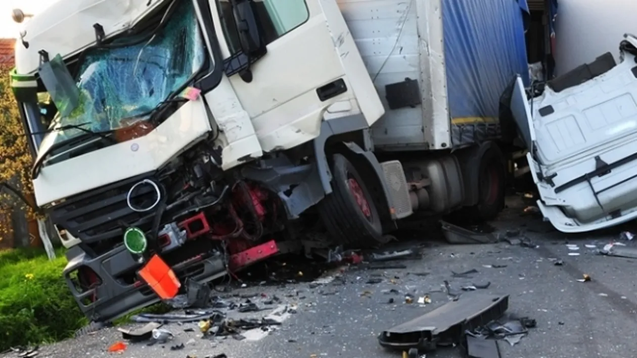 Groază pe DN1! Un tir a spulberat un autoturism! Doi oameni au murit!