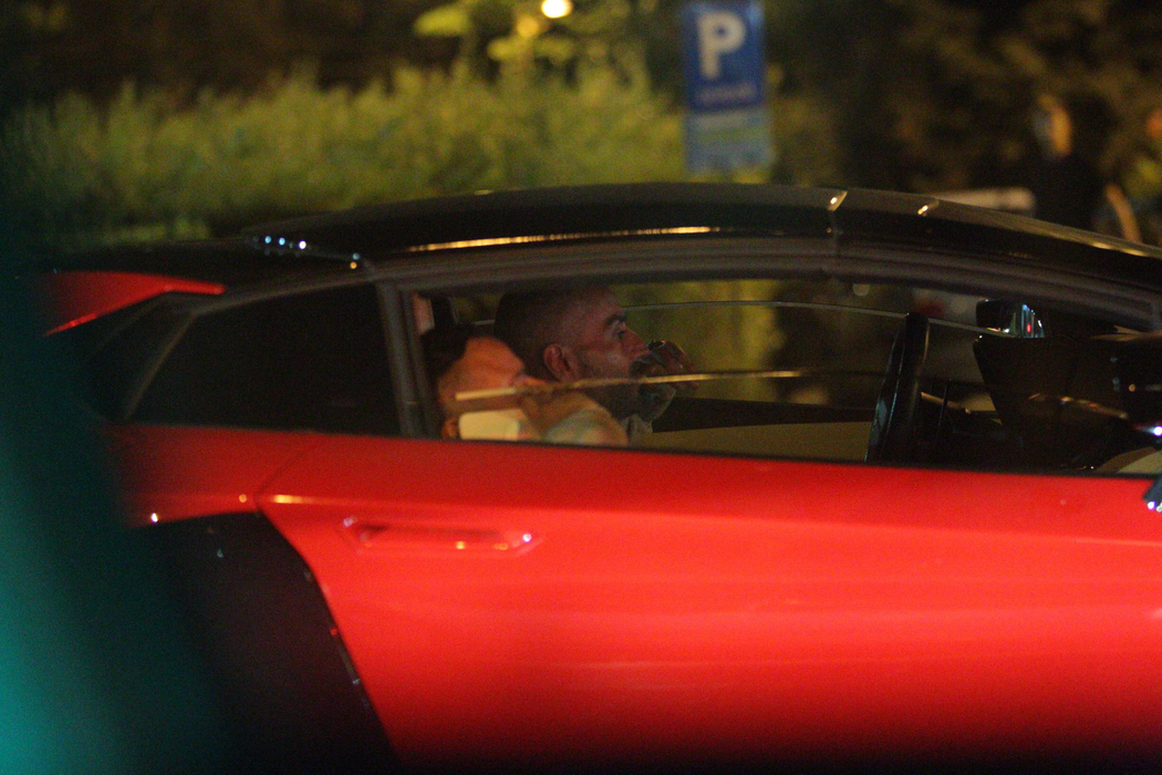 Adrian Minune stă confortabil în superbul Lamborghini Aventador