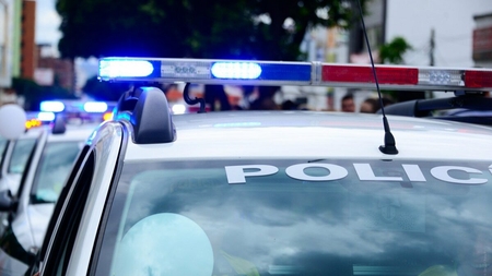 Moarte suspectă a unui polițist din București. Tânărul de 23 de ani a căzut de la etajul doi al unui bloc