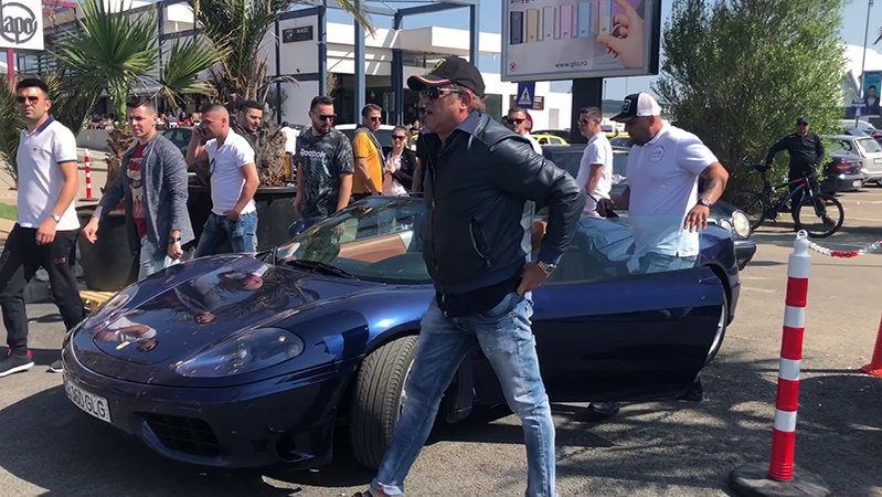 Gianluca Germani se îndreaptă către intrarea în club