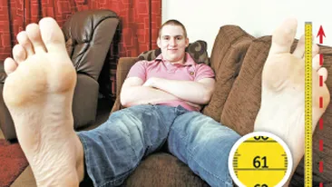 Un britanic are talpi de 61 de centimetri. Are 58 la pantofi