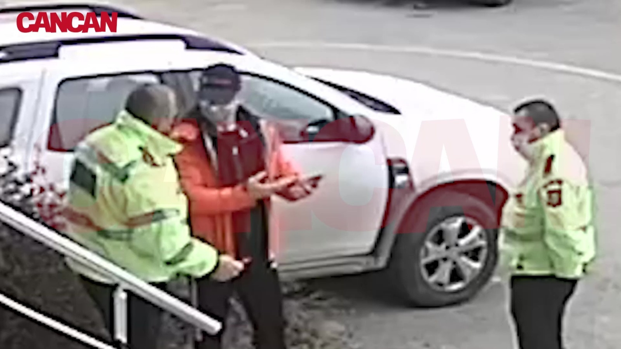 Tatăl vitreg al Cătălinei Ponor le arată oamenilor legii un document pe telefon
