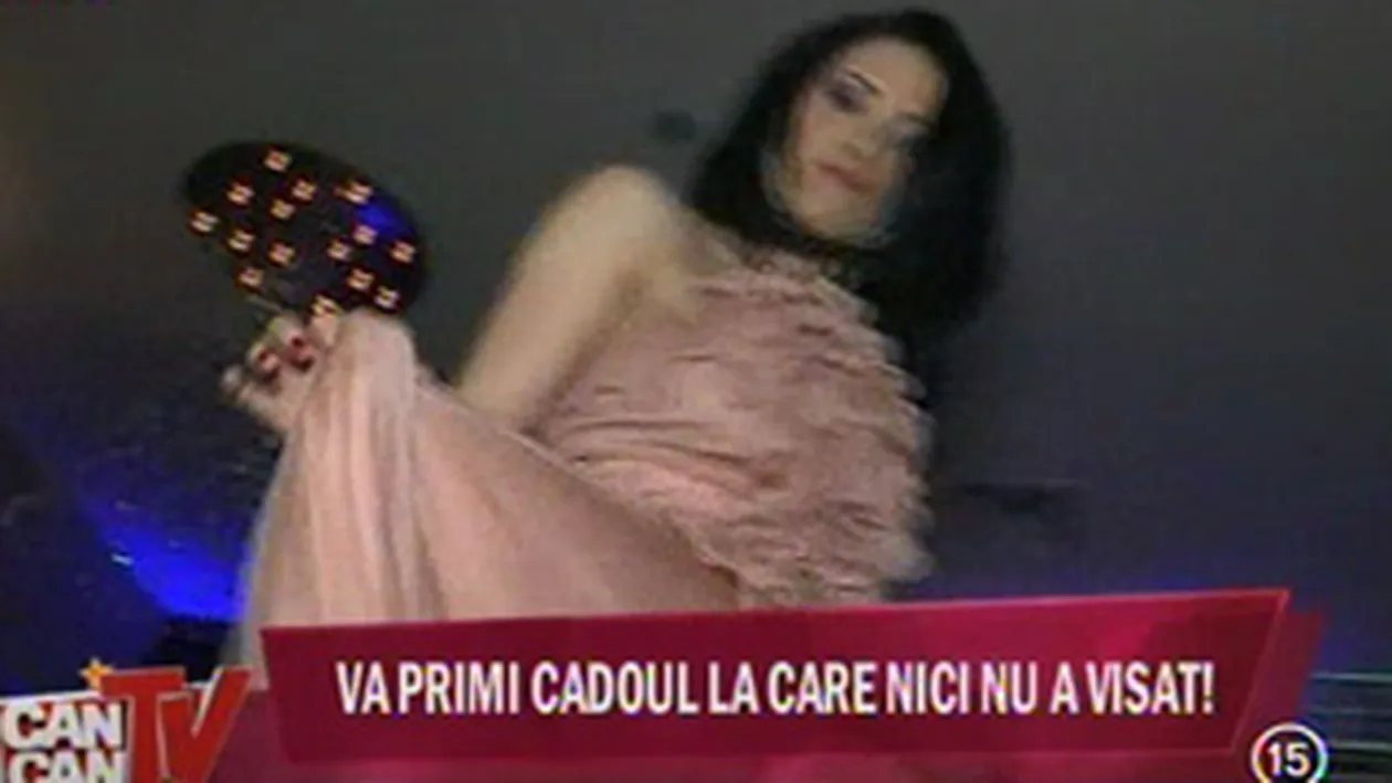VIDEO Adelina Pestritu a dansat din buric pe mese de ziua ei! A primit cadou o masina- Vezi cu cine s-a distrat si ce i-au adus invitatii