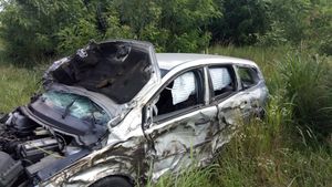 Accident horror între Lugoj şi Caransebeş. O persoană a murit strivită în mașină. FOTO