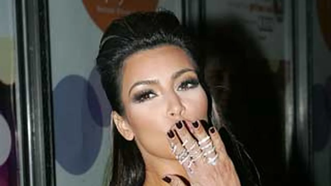 Kim Kardashian purta o rochie semnata Alexander McQueen cand a aflat ca designerul a murit!