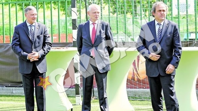 Primarul general si Michel Platini alaturi de tinerele sperante ale fotbalului romanesc. Oprescu a premiat castigatorii competitiei "Bucharest Trophy"