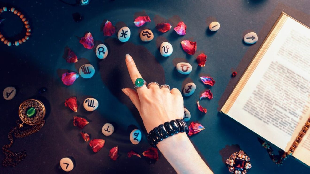 Horoscop rune azi, 15 martie 2026. Melancolicii, perfecționiștii și cei care se simt blocați pot avea astăzi revelații