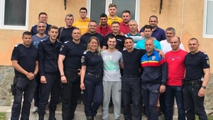 El este jandarmul-erou de la Mehedinţi. A fost operat pe creier, iar acum şi-a vizitat colegii să le mulţumescă pentru sprijin