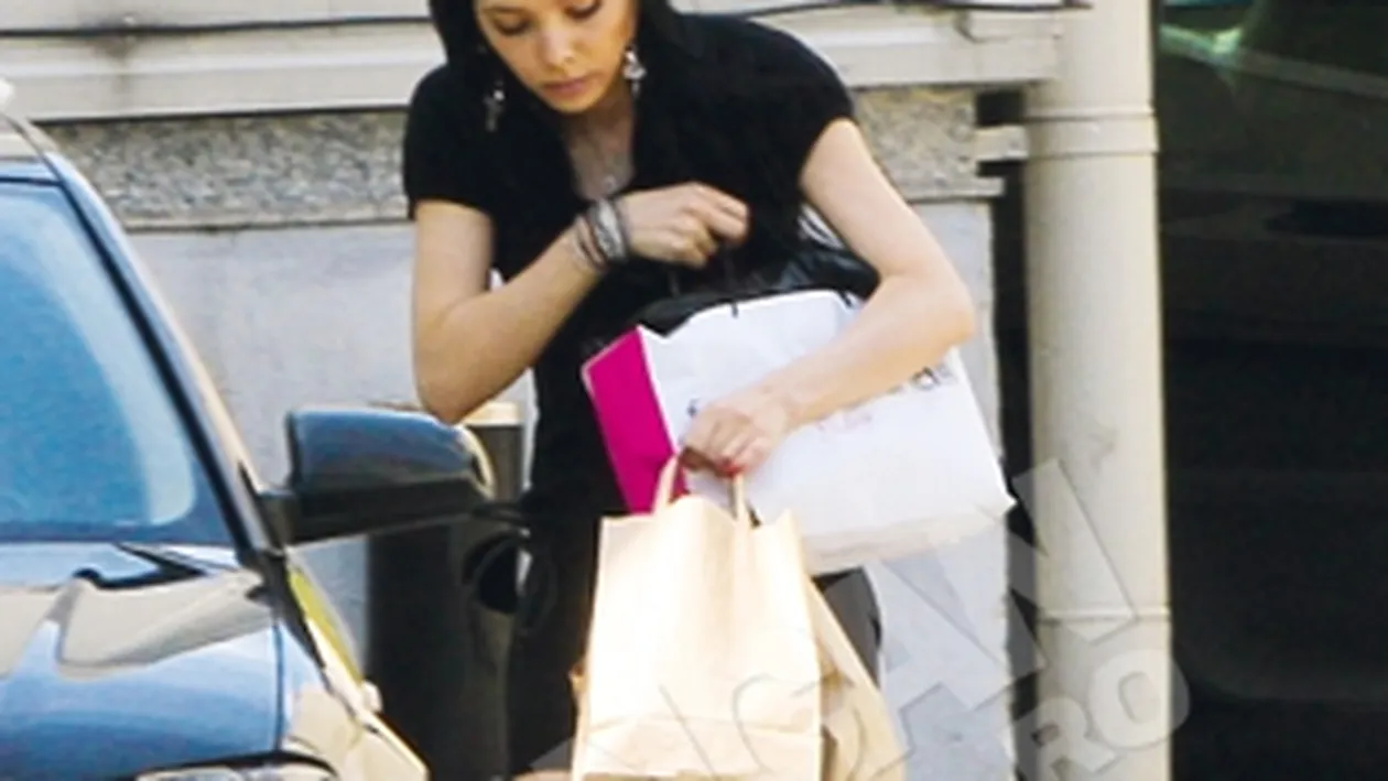 Corina Caragea cara pachete pentru colegi