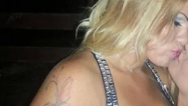 A scârbit pe toată lumea după ce a făcut asta! O VEDETĂ din România, în sărutări fierbinţi cu o femeie tatuată! DEZGUSTĂTOR