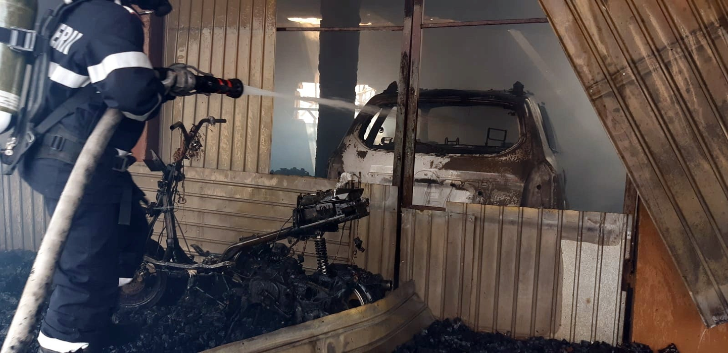 După Vrancea și Giurgiu, incendiu puternic de vegetație și în Dâmbovița | FOTO + VIDEO