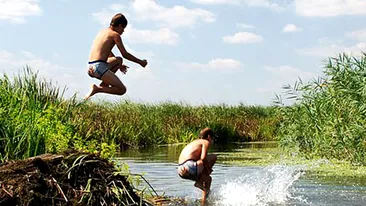 Descoperirea care le va schimba viaţa! Ce au găsit doi copii din Bacău în râul în care se scăldau