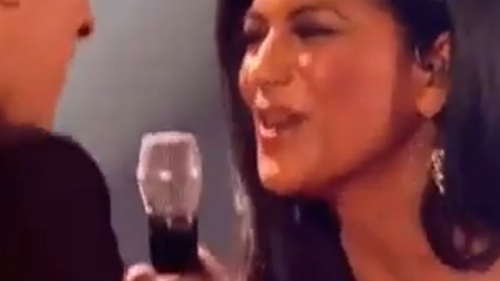 Obligaţi să-şi cânte duetul la un singur microfon! Nicole Scherzinger şi Jahmene au trecut printr-un moment penibil la X Factor!