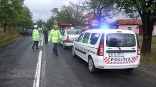 Un barbat a murit si fiul sau a fost ranit dupa ce masina in care erau a intrat intr-un TIR
