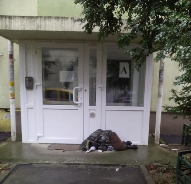 O artistă de la noi, apel îngrijorător: “Acest om care a dormit în ploaie, pe placa de la intrarea unei scări de bloc…”
