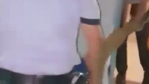 Circ la secţie. Doi poliţişti din Gorj s-au chinuit să târască un şofer băut la audieri şi nu au reuşit