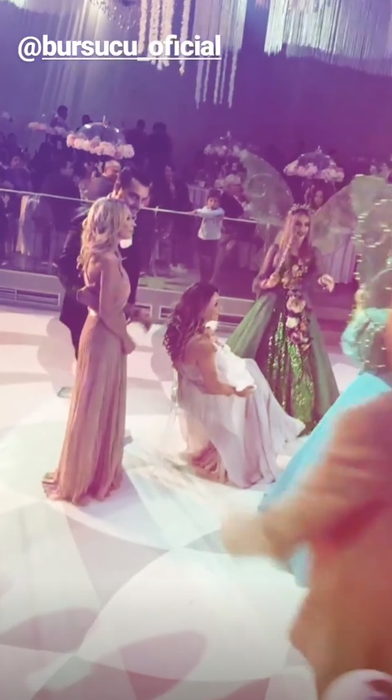 Bursucu și-a botezat aseară fetița! Cum s-a îmbrăcat Andreea, iubită prezentatorului de la Kanal D
