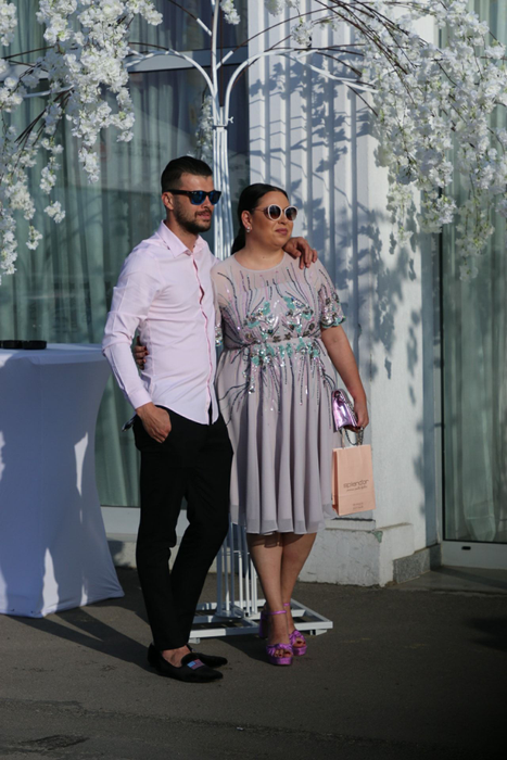 Cum s-a îmbrăcat Oana Roman la botezul fetiței Gabrielei Cristea! Ea și soțul ei s-au asortat