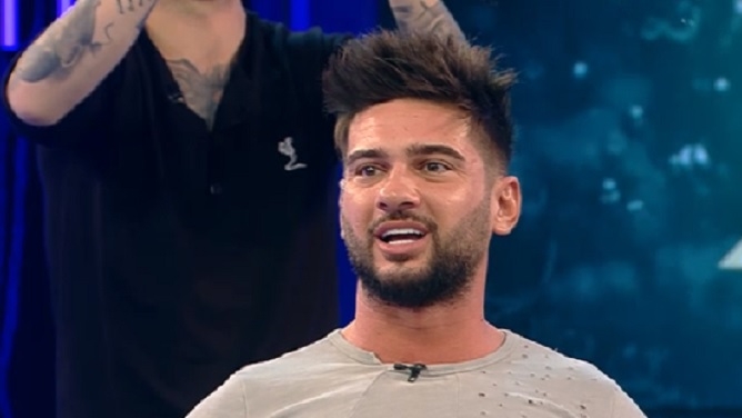 Ce rușine! Dorian Popa, pozat dezbrăcat complet la geamul apartamentului! Cât de dotat e, de fapt