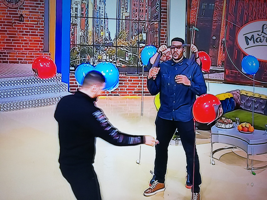 Imagini demențiale cu Benny Adegbuyi! E legat la ochi și sparge baloane cu chipul lui Badr Hari