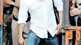 Pe Salman Khan il puteti vedea de astazi in "London Dreams", din cadrul colectiei "MARI FILME INDIENE", lansata de CANCAN. Un star urmarit de ghinioane