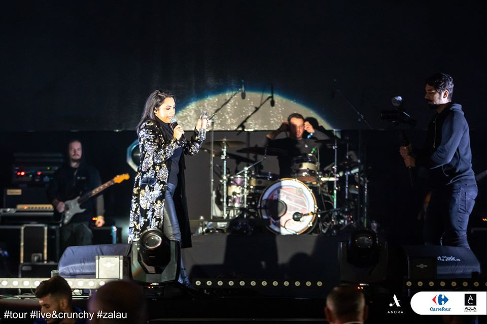 Surpriză! Andra Măruță chiar e însărcinată?! A apărut cu burtica pe scenă, la ultimul concert