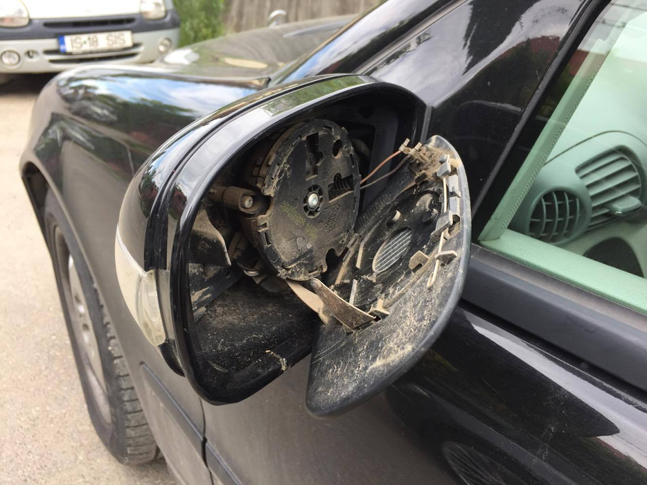 Maşina pe care ar fi vandalizat-o soţul judecătoarei