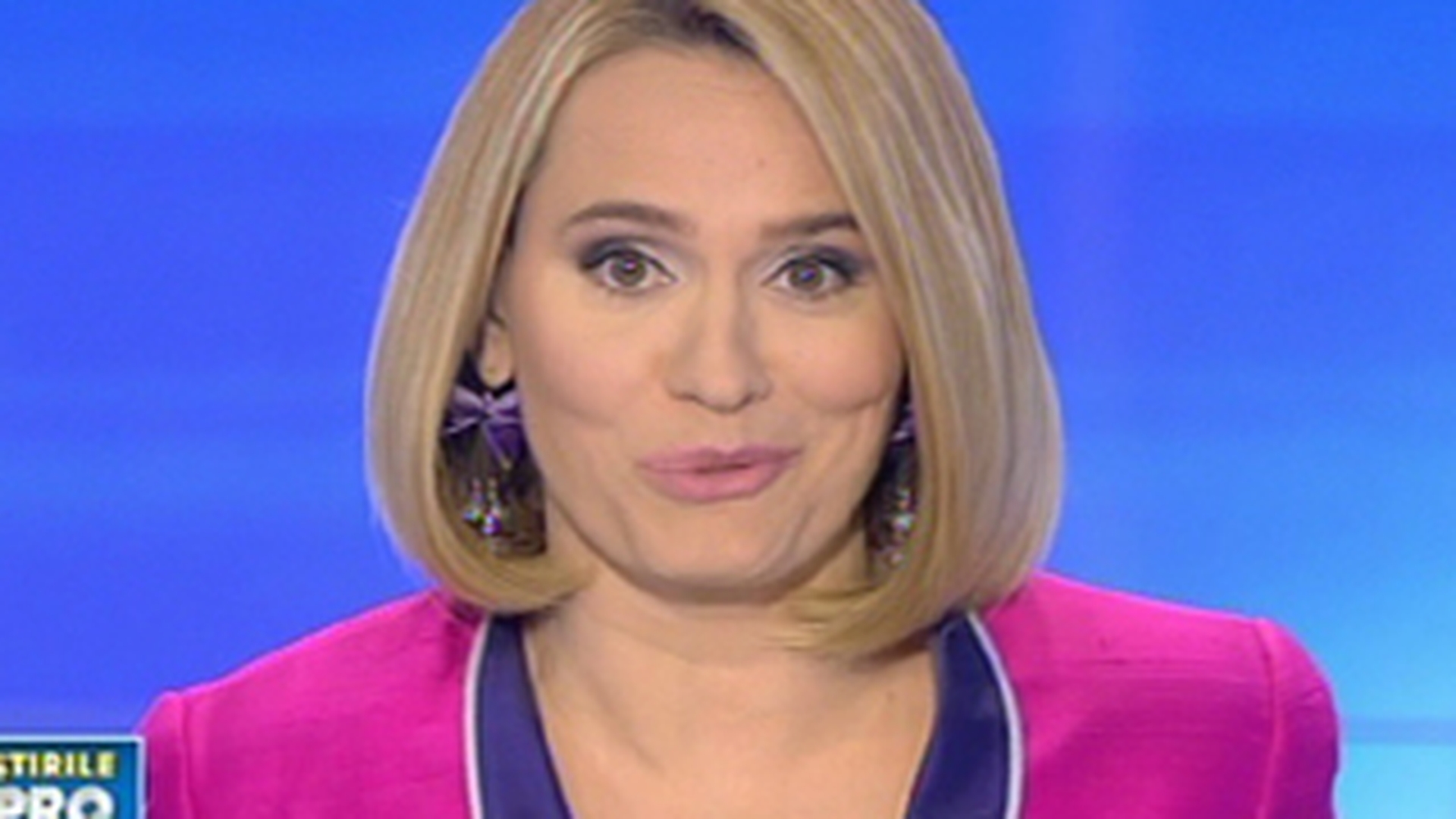 Andreea Esca trece la coafura de vara! Stirista s-a facut blonda, cu suvite! Iti place?