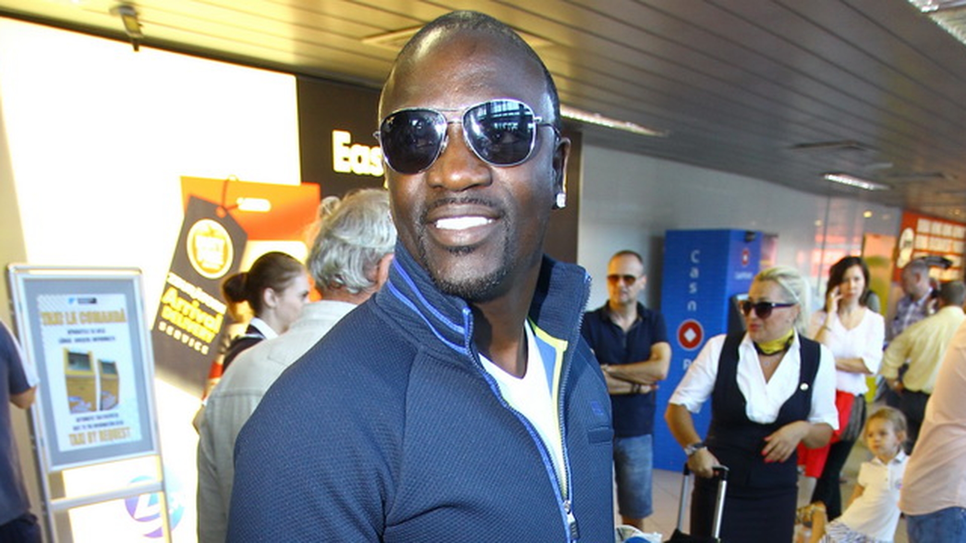 N'Doye a facut haos pe scena alaturi de Akon. Fotbalistul s-a dezlantuit si i-a luat fata starului!