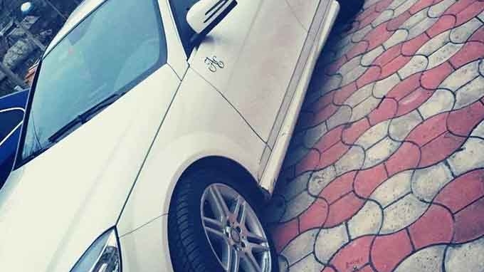 Poliţiştii din Iaşi au oprit aseară un Mercedes alb! La volan se afla o brunetă! Când a dat jos geamul, oamenii legii au avut parte de un şoc
