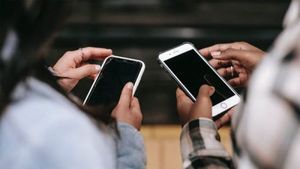 Studiu șoc: telefonul înainte de 12 ani îngrașă, deprimă și strică somnul copiilor