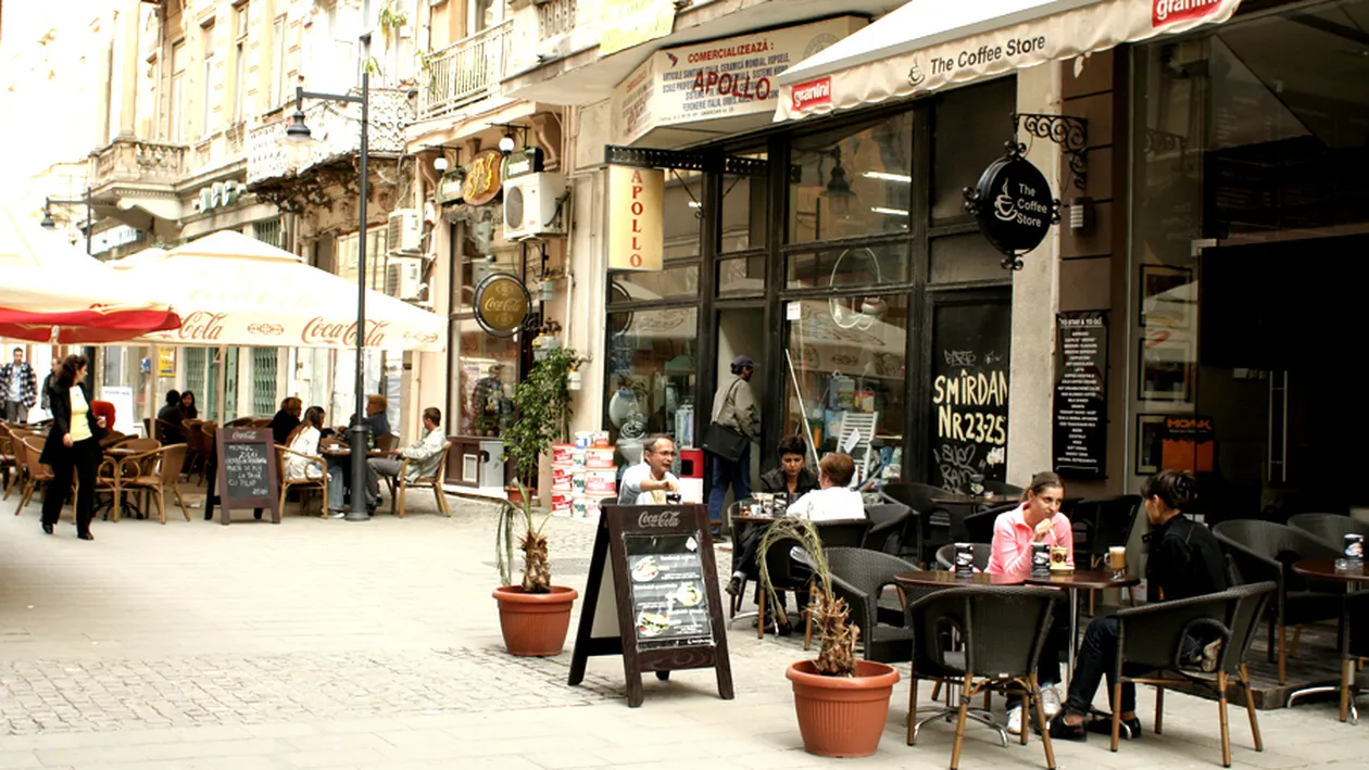 Pericol de infecție cu noul coronavirus la terase. Greșeala pe care o fac angajații