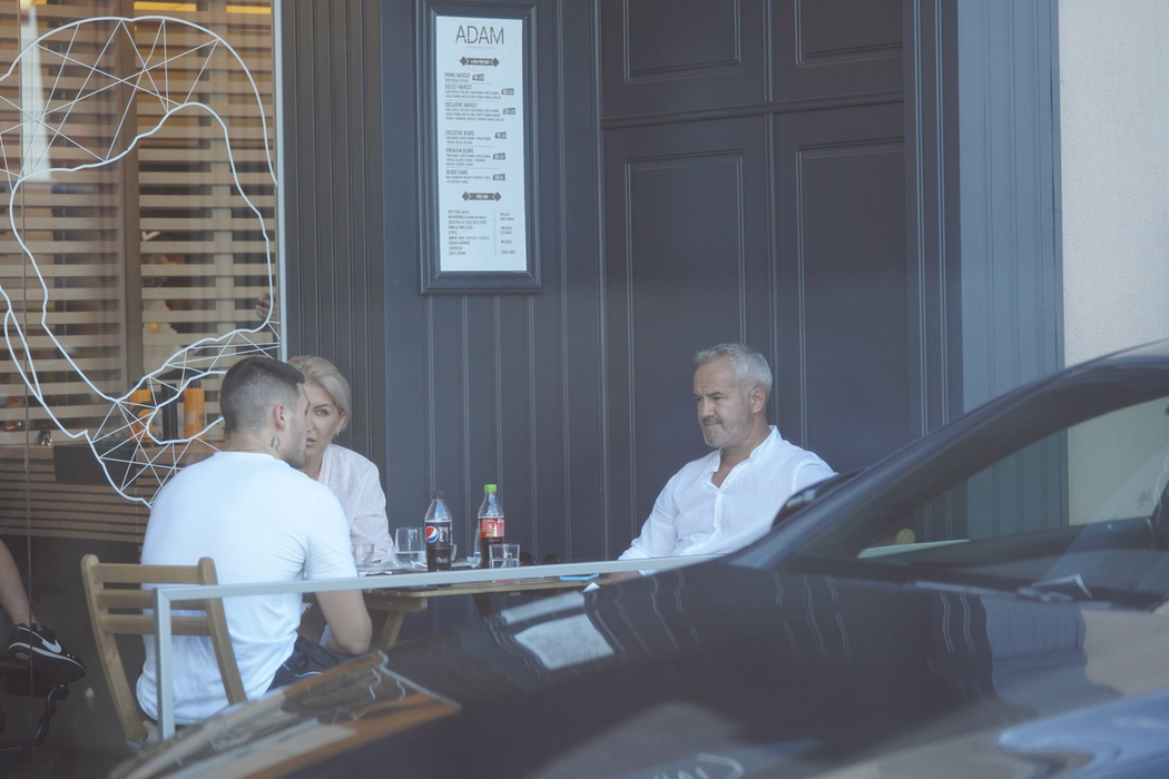 Mario Fresh şi părinţii săi la o terasă din Capitală