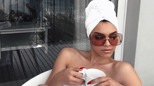 Karmen Minune, apariţie bombă la piscină! Fiica lui Adrian Minune a atras toate privirile cu formele apetisante!
