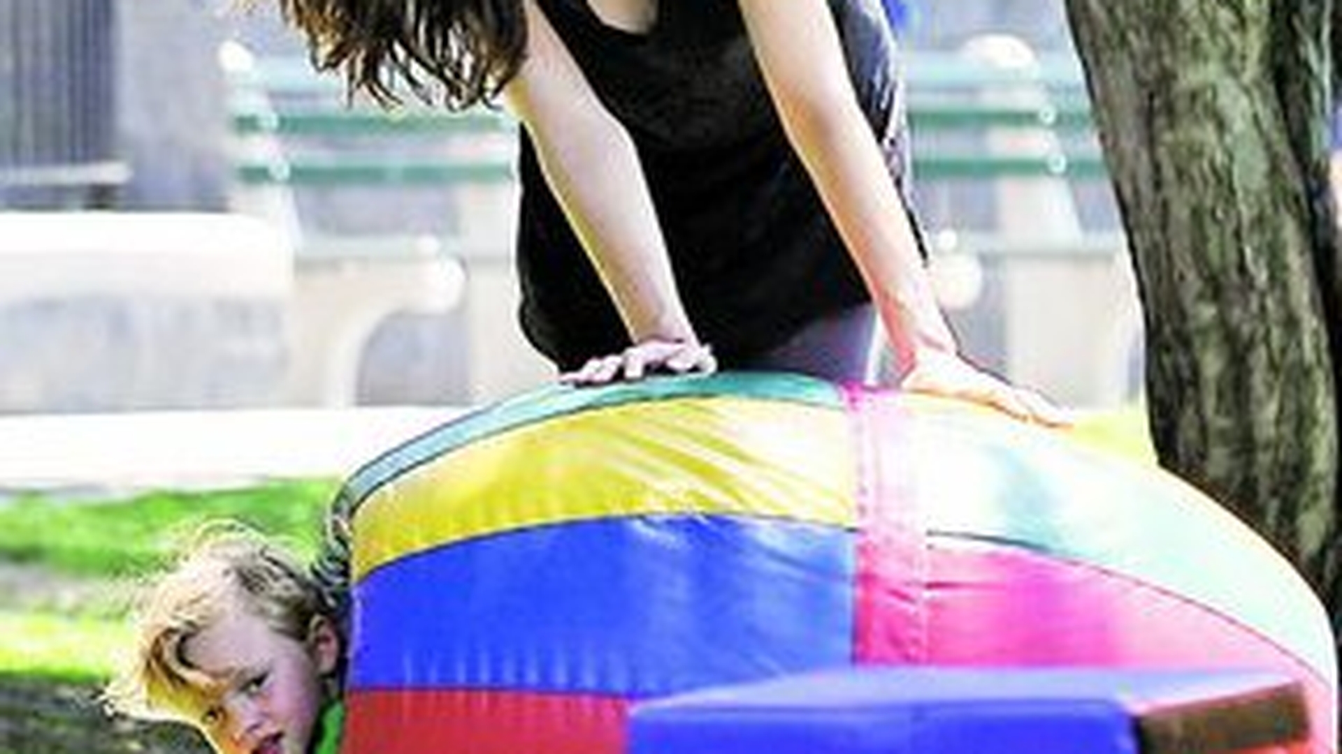 Liv Tyler si fiul ei, Milo au testat jucariile din parc