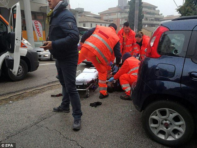 Atac armat în Italia! Un bărbat a deschis focul asupra mulţimii, în plină stradă