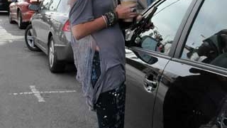 Miley Cyrus a petrecut intr-un club de noapte desi are doar 17 ani!