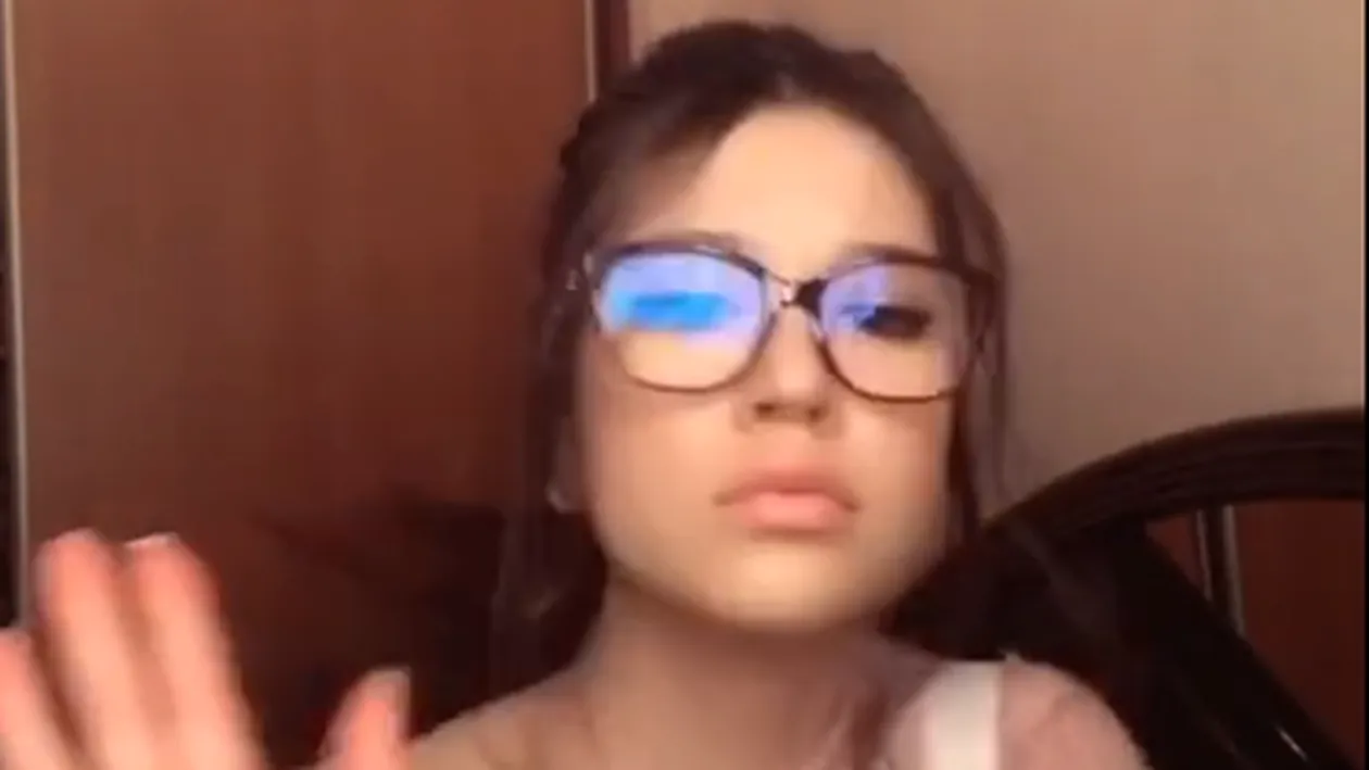 Cine ar fi crezut. Cleopatra Stratan o urmărește cu atenție pe Vulpița, iar când e singură în cameră o și imită VIDEO