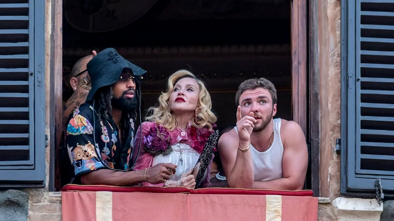 Madonna, aniversare fastuoasă la 67 de ani. Iubitul de 28 de ani a surprins-o cu un tort Labubu URIAȘ!